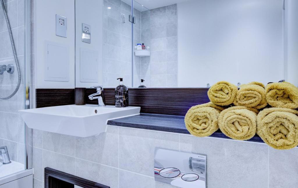 Luxury 2 Bed Flat In A New Block In East Acton Apartamento Londres Exterior foto