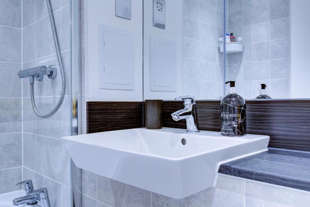 Luxury 2 Bed Flat In A New Block In East Acton Apartamento Londres Exterior foto